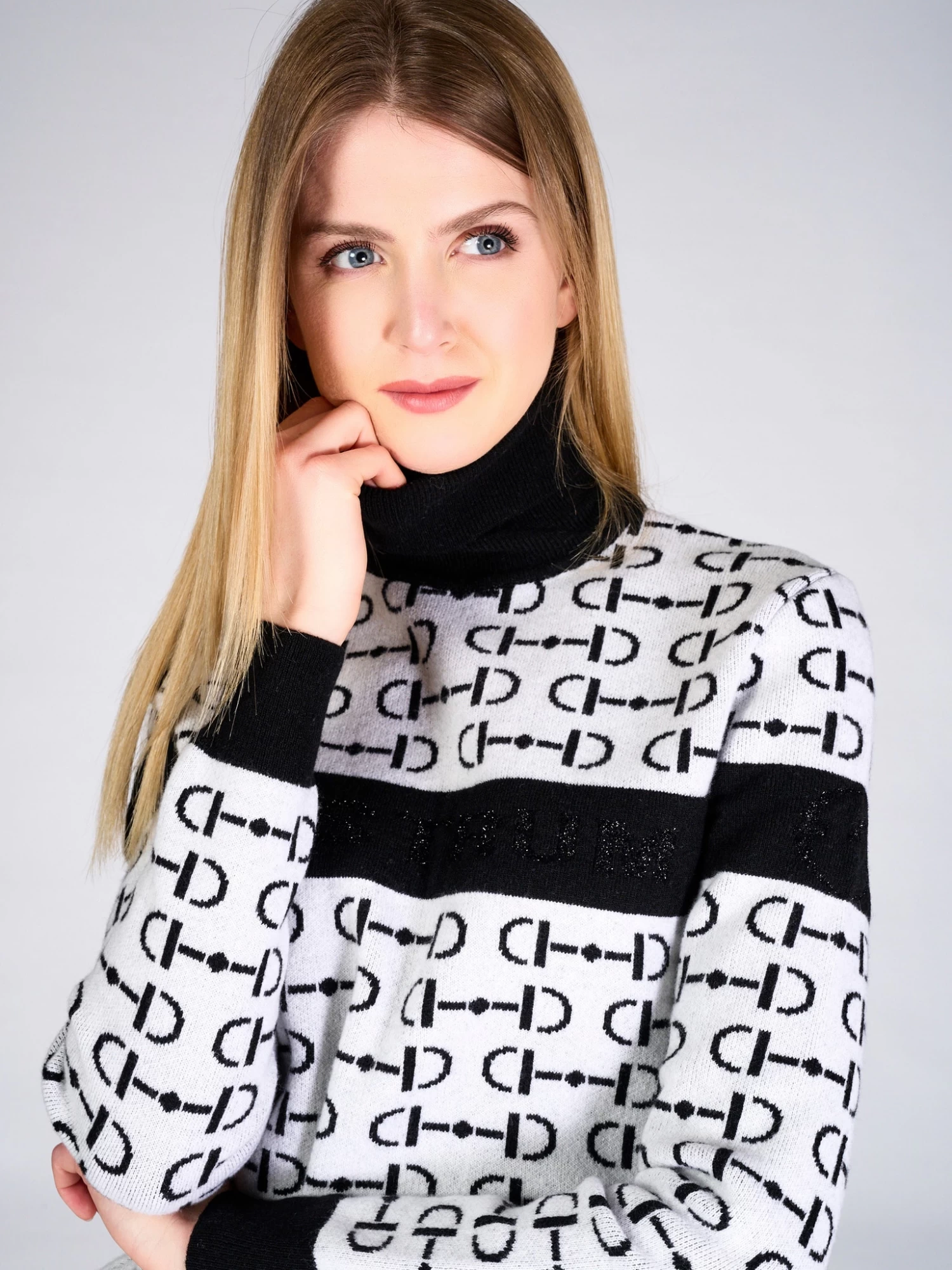 Montagna Knitwear - White 3 Montagna Knitwear - White - Image 3